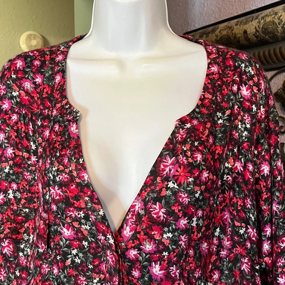 NWT Torrid Harper Top Black/ Red  Floral Convertible Sleeve Sz 5 - Picture 2 of 13